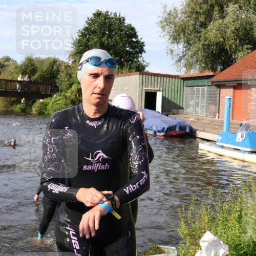 31.08.2025 - Elbe Triathlon Hamburg Luisa Fischer http://msf.ph/oto/8681646 31.08.2025 09:34:24 Schwimmen 777, 820, 901, 920 meine-sportfotos.de