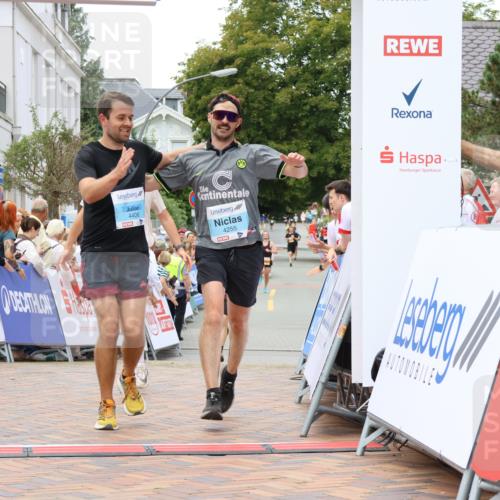 31.08.2025 - 21. Blankeneser Heldenlauf Strokosch-Dieckow http://msf.ph/oto/8681647 31.08.2025 12:06:11 Ziel 5715, 5384, 4406, 4255, 4167 meine-sportfotos.de