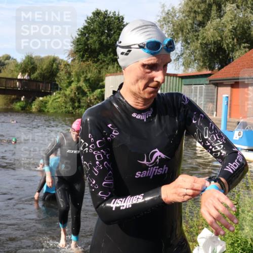 31.08.2025 - Elbe Triathlon Hamburg Luisa Fischer http://msf.ph/oto/8681649 31.08.2025 09:34:25 Schwimmen 777, 820, 880, 901, 920 meine-sportfotos.de