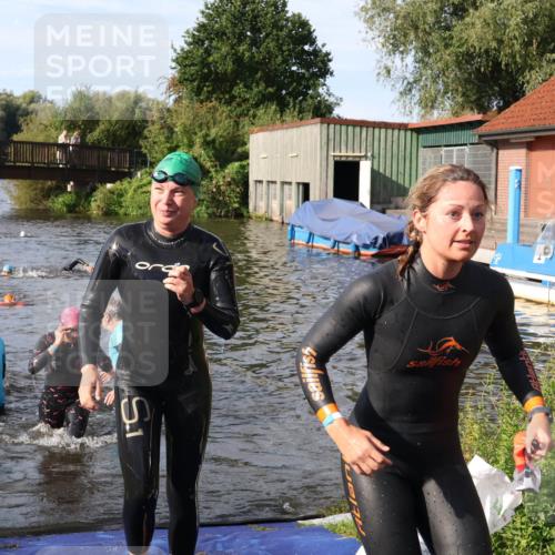 31.08.2025 - Elbe Triathlon Hamburg Luisa Fischer http://msf.ph/oto/8681717 31.08.2025 09:34:46 Schwimmen 675, 850, 902, 912 meine-sportfotos.de