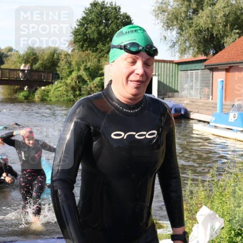 31.08.2025 - Elbe Triathlon Hamburg Luisa Fischer http://msf.ph/oto/8681725 31.08.2025 09:34:47 Schwimmen 675, 850, 902, 912 meine-sportfotos.de