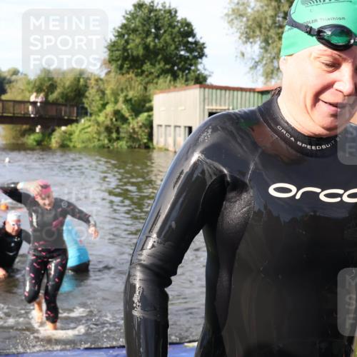 31.08.2025 - Elbe Triathlon Hamburg Luisa Fischer http://msf.ph/oto/8681728 31.08.2025 09:34:47 Schwimmen 675, 850, 902, 912 meine-sportfotos.de