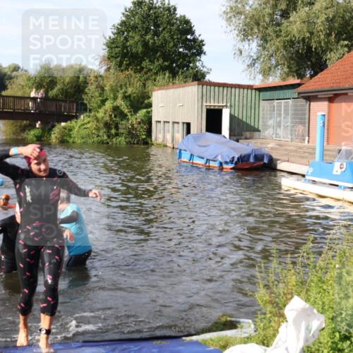31.08.2025 - Elbe Triathlon Hamburg Luisa Fischer http://msf.ph/oto/8681730 31.08.2025 09:34:48 Schwimmen 675, 850, 902, 912 meine-sportfotos.de