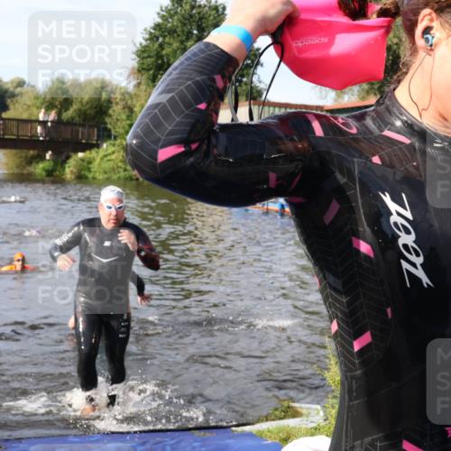 31.08.2025 - Elbe Triathlon Hamburg Luisa Fischer http://msf.ph/oto/8681743 31.08.2025 09:34:50 Schwimmen 675, 902, 912 meine-sportfotos.de