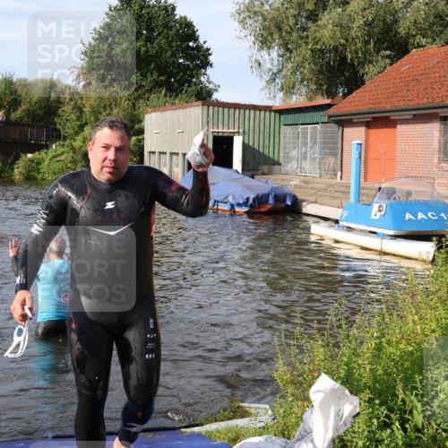 31.08.2025 - Elbe Triathlon Hamburg Luisa Fischer http://msf.ph/oto/8681754 31.08.2025 09:34:53 Schwimmen 675, 863, 912 meine-sportfotos.de