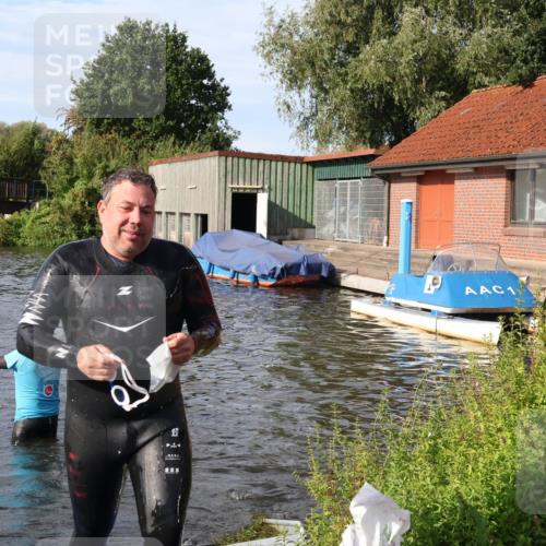 31.08.2025 - Elbe Triathlon Hamburg Luisa Fischer http://msf.ph/oto/8681755 31.08.2025 09:34:53 Schwimmen 675, 863, 912 meine-sportfotos.de