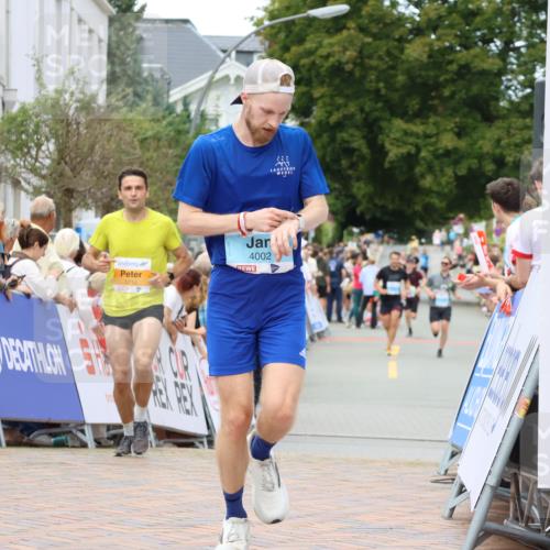 31.08.2025 - 21. Blankeneser Heldenlauf Strokosch-Dieckow http://msf.ph/oto/8681802 31.08.2025 12:06:02 Ziel 5715, 4162, 4002 meine-sportfotos.de