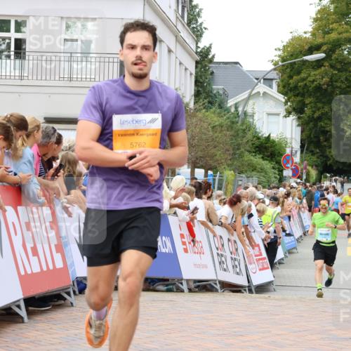 31.08.2025 - 21. Blankeneser Heldenlauf Strokosch-Dieckow http://msf.ph/oto/8681864 31.08.2025 12:05:52 Ziel 5762, 4392, 4162 meine-sportfotos.de