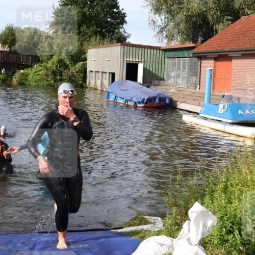 31.08.2025 - Elbe Triathlon Hamburg Luisa Fischer http://msf.ph/oto/8681967 31.08.2025 09:36:59 Schwimmen 861, 892 meine-sportfotos.de
