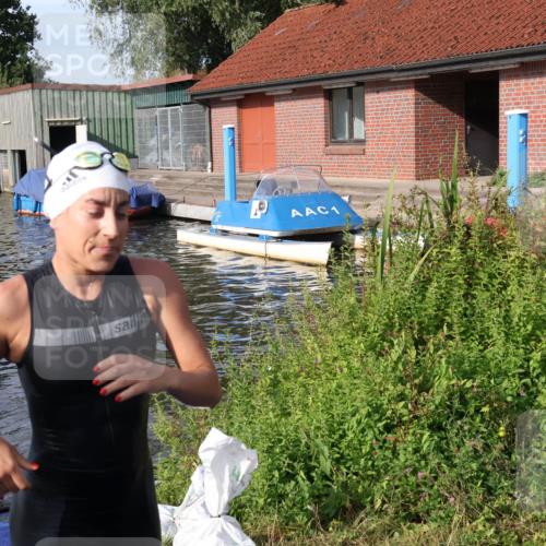 31.08.2025 - Elbe Triathlon Hamburg Luisa Fischer http://msf.ph/oto/8682044 31.08.2025 09:37:41 Schwimmen 810, 871 meine-sportfotos.de
