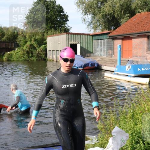 31.08.2025 - Elbe Triathlon Hamburg Luisa Fischer http://msf.ph/oto/8682098 31.08.2025 09:38:10 Schwimmen 812, 814 meine-sportfotos.de