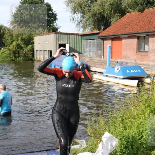 31.08.2025 - Elbe Triathlon Hamburg Luisa Fischer http://msf.ph/oto/8682103 31.08.2025 09:38:15 Schwimmen 812, 817 meine-sportfotos.de