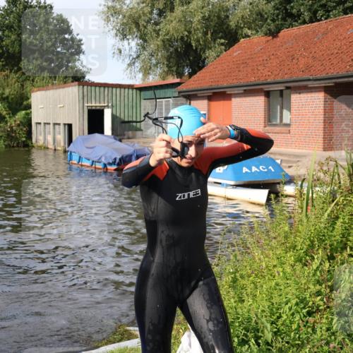 31.08.2025 - Elbe Triathlon Hamburg Luisa Fischer http://msf.ph/oto/8682105 31.08.2025 09:38:15 Schwimmen 812, 817 meine-sportfotos.de