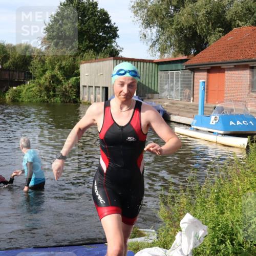 31.08.2025 - Elbe Triathlon Hamburg Luisa Fischer http://msf.ph/oto/8682120 31.08.2025 09:38:24 Schwimmen 789, 817 meine-sportfotos.de