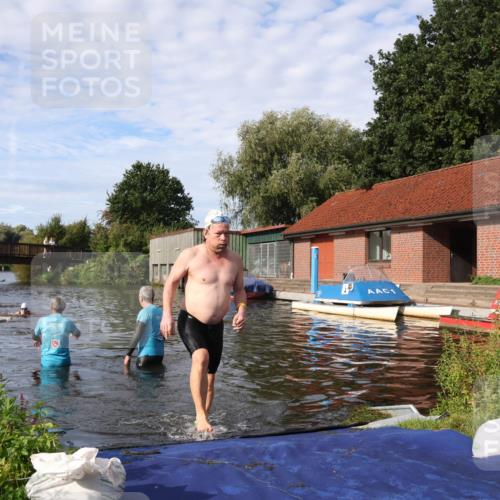 31.08.2025 - Elbe Triathlon Hamburg Luisa Fischer http://msf.ph/oto/8682220 31.08.2025 09:39:49 Schwimmen 758, 818 meine-sportfotos.de