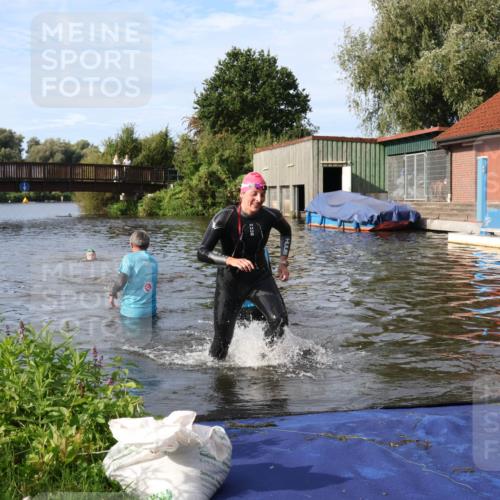 31.08.2025 - Elbe Triathlon Hamburg Luisa Fischer http://msf.ph/oto/8682233 31.08.2025 09:39:57 Schwimmen 818, 874 meine-sportfotos.de