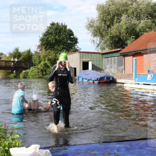 31.08.2025 - Elbe Triathlon Hamburg Luisa Fischer http://msf.ph/oto/8682249 31.08.2025 09:40:04 Schwimmen 796, 874, 877 meine-sportfotos.de