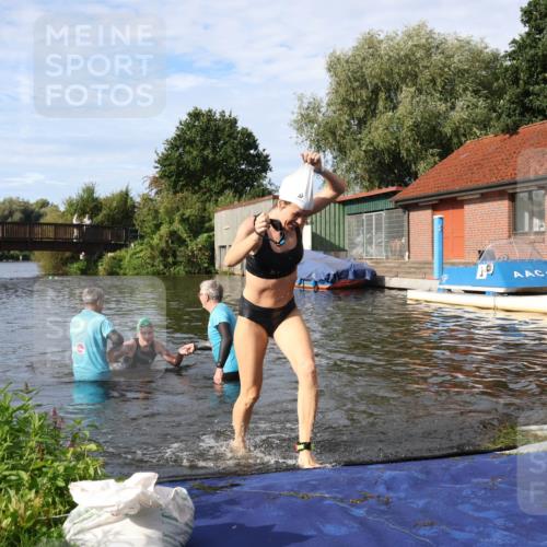 31.08.2025 - Elbe Triathlon Hamburg Luisa Fischer http://msf.ph/oto/8682263 31.08.2025 09:40:08 Schwimmen 796, 874, 877 meine-sportfotos.de