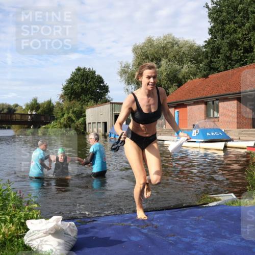 31.08.2025 - Elbe Triathlon Hamburg Luisa Fischer http://msf.ph/oto/8682266 31.08.2025 09:40:09 Schwimmen 796, 874, 877 meine-sportfotos.de