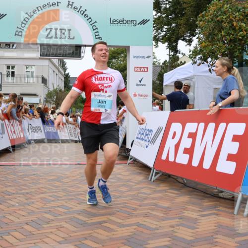 31.08.2025 - 21. Blankeneser Heldenlauf Strokosch-Dieckow http://msf.ph/oto/8682291 31.08.2025 12:05:33 Ziel 5575, 4141, 4414, 4329, 4247 meine-sportfotos.de