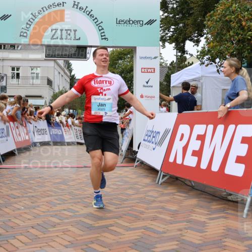 31.08.2025 - 21. Blankeneser Heldenlauf Strokosch-Dieckow http://msf.ph/oto/8682299 31.08.2025 12:05:33 Ziel 5575, 4141, 4414, 4329, 4247 meine-sportfotos.de