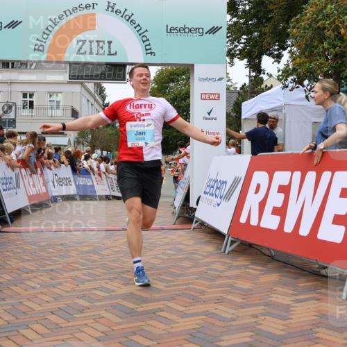 31.08.2025 - 21. Blankeneser Heldenlauf Strokosch-Dieckow http://msf.ph/oto/8682308 31.08.2025 12:05:33 Ziel 5575, 4141, 4414, 4329, 4247 meine-sportfotos.de