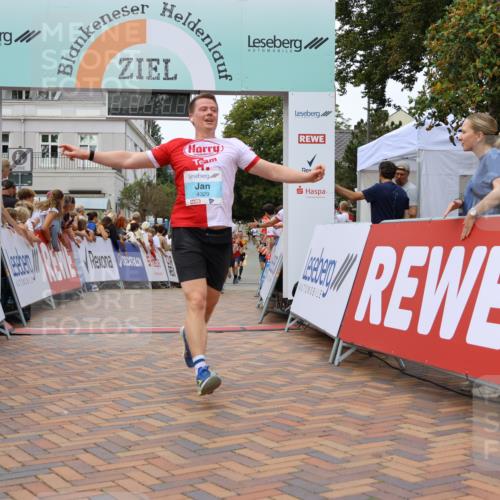 31.08.2025 - 21. Blankeneser Heldenlauf Strokosch-Dieckow http://msf.ph/oto/8682314 31.08.2025 12:05:33 Ziel 5575, 4141, 4414, 4329, 4247 meine-sportfotos.de