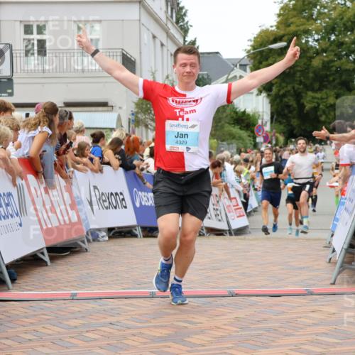 31.08.2025 - 21. Blankeneser Heldenlauf Strokosch-Dieckow http://msf.ph/oto/8682322 31.08.2025 12:05:32 Ziel 5575, 4414, 4329, 4247 meine-sportfotos.de