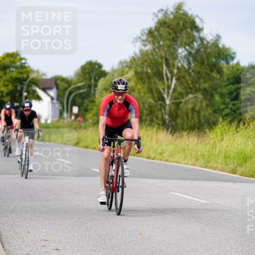 31.08.2025 - Elbe Triathlon Hamburg Michael Burmester http://msf.ph/oto/8682389 31.08.2025 11:02:41 Radfahren 401, 1332, 1512 meine-sportfotos.de