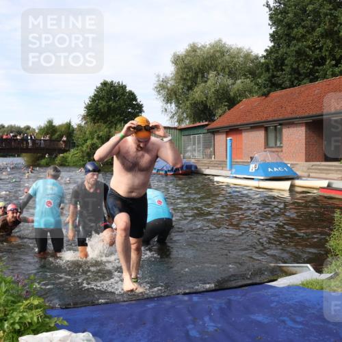 31.08.2025 - Elbe Triathlon Hamburg Luisa Fischer http://msf.ph/oto/8682520 31.08.2025 10:10:45 Schwimmen 950, 960, 965, 968, 971, 998, 1033, 1037, 1042, 1070, 1078, 1085, 1106 meine-sportfotos.de