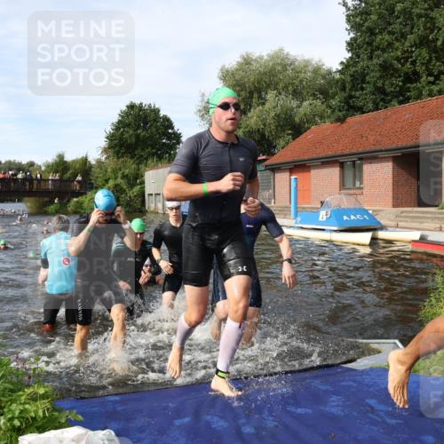 31.08.2025 - Elbe Triathlon Hamburg Luisa Fischer http://msf.ph/oto/8682574 31.08.2025 10:10:56 Schwimmen 947, 950, 961, 971, 974, 984, 1005, 1009, 1024, 1037, 1042, 1051, 1077, 1081 meine-sportfotos.de