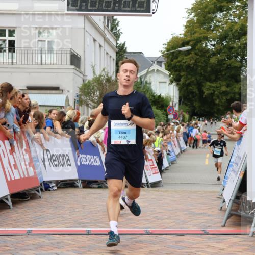 31.08.2025 - 21. Blankeneser Heldenlauf Strokosch-Dieckow http://msf.ph/oto/8682578 31.08.2025 12:04:49 Ziel 4411, 4407 meine-sportfotos.de