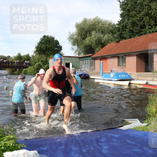 31.08.2025 - Elbe Triathlon Hamburg Luisa Fischer http://msf.ph/oto/8682596 31.08.2025 10:10:59 Schwimmen 939, 947, 955, 961, 974, 984, 1005, 1009, 1024, 1037, 1051, 1063, 1077, 1081 meine-sportfotos.de