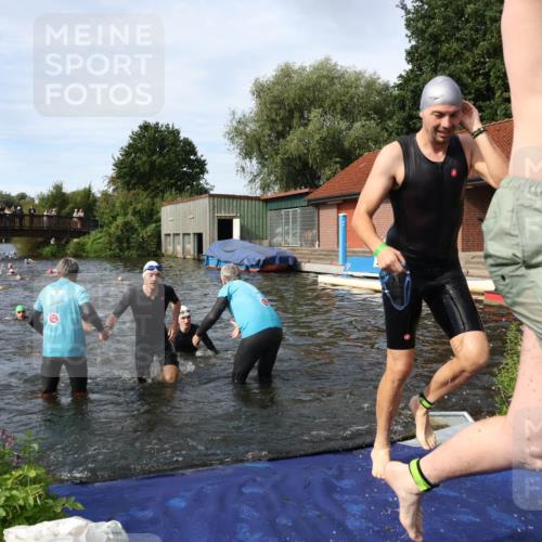 31.08.2025 - Elbe Triathlon Hamburg Luisa Fischer http://msf.ph/oto/8682606 31.08.2025 10:11:01 Schwimmen 939, 947, 955, 961, 974, 984, 1000, 1005, 1024, 1051, 1063, 1077, 1081, 1099 meine-sportfotos.de