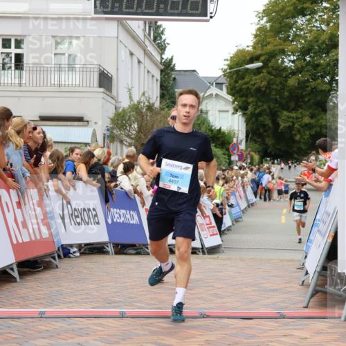 31.08.2025 - 21. Blankeneser Heldenlauf Strokosch-Dieckow http://msf.ph/oto/8682610 31.08.2025 12:04:48 Ziel 4411, 4407, 4436 meine-sportfotos.de