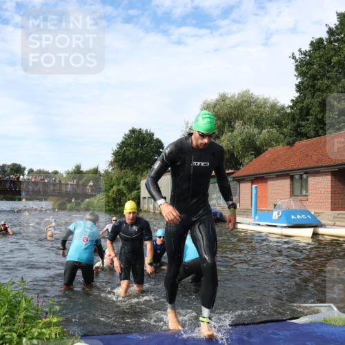 31.08.2025 - Elbe Triathlon Hamburg Luisa Fischer http://msf.ph/oto/8682616 31.08.2025 10:11:11 Schwimmen 936, 939, 953, 955, 978, 1000, 1063, 1074, 1095, 1099 meine-sportfotos.de