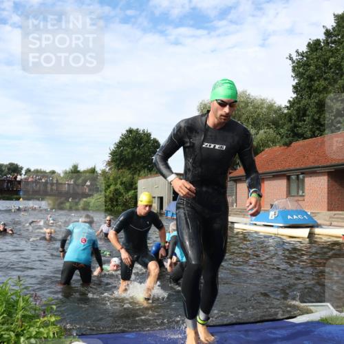 31.08.2025 - Elbe Triathlon Hamburg Luisa Fischer http://msf.ph/oto/8682618 31.08.2025 10:11:11 Schwimmen 936, 939, 953, 955, 978, 1000, 1063, 1074, 1095, 1099 meine-sportfotos.de
