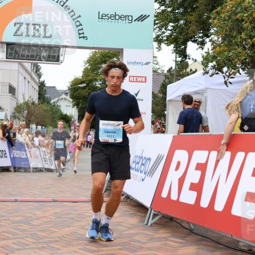 31.08.2025 - 21. Blankeneser Heldenlauf Strokosch-Dieckow http://msf.ph/oto/8682625 31.08.2025 12:04:47 Ziel 4411, 4407, 4436 meine-sportfotos.de