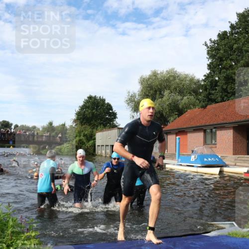 31.08.2025 - Elbe Triathlon Hamburg Luisa Fischer http://msf.ph/oto/8682626 31.08.2025 10:11:12 Schwimmen 936, 953, 955, 978, 1000, 1049, 1074, 1095, 1099 meine-sportfotos.de