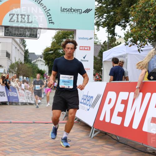 31.08.2025 - 21. Blankeneser Heldenlauf Strokosch-Dieckow http://msf.ph/oto/8682636 31.08.2025 12:04:47 Ziel 4411, 4407, 4436 meine-sportfotos.de