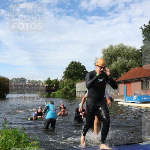 31.08.2025 - Elbe Triathlon Hamburg Luisa Fischer http://msf.ph/oto/8682654 31.08.2025 10:11:21 Schwimmen 975, 983, 996, 1001, 1049, 1083, 1095, 1097, 1107 meine-sportfotos.de