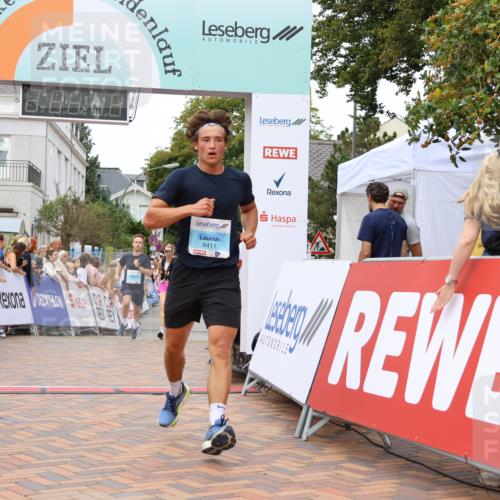 31.08.2025 - 21. Blankeneser Heldenlauf Strokosch-Dieckow http://msf.ph/oto/8682661 31.08.2025 12:04:47 Ziel 4411, 4407, 4436 meine-sportfotos.de