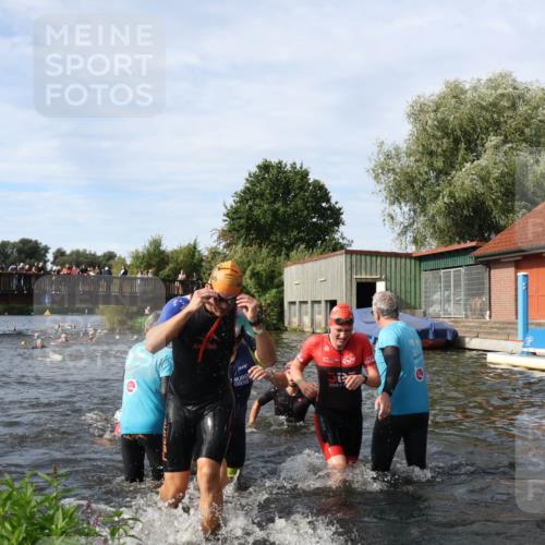 31.08.2025 - Elbe Triathlon Hamburg Luisa Fischer http://msf.ph/oto/8682666 31.08.2025 10:11:25 Schwimmen 957, 975, 983, 996, 1001, 1049, 1065, 1083, 1095, 1097, 1107 meine-sportfotos.de