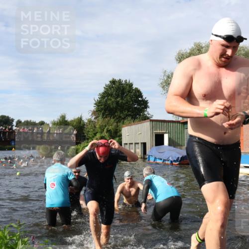31.08.2025 - Elbe Triathlon Hamburg Luisa Fischer http://msf.ph/oto/8682697 31.08.2025 10:11:31 Schwimmen 957, 975, 983, 996, 1001, 1043, 1065, 1083, 1096, 1107, 1109 meine-sportfotos.de