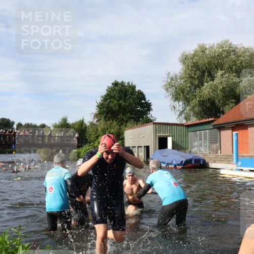 31.08.2025 - Elbe Triathlon Hamburg Luisa Fischer http://msf.ph/oto/8682698 31.08.2025 10:11:31 Schwimmen 957, 975, 983, 996, 1001, 1043, 1065, 1083, 1096, 1107, 1109 meine-sportfotos.de