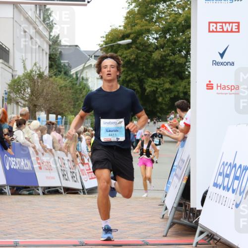 31.08.2025 - 21. Blankeneser Heldenlauf Strokosch-Dieckow http://msf.ph/oto/8682701 31.08.2025 12:04:45 Ziel 4411, 4407, 4436 meine-sportfotos.de