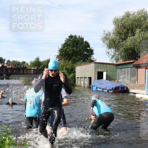 31.08.2025 - Elbe Triathlon Hamburg Luisa Fischer http://msf.ph/oto/8682742 31.08.2025 10:11:48 Schwimmen 945, 980, 1048, 1052 meine-sportfotos.de