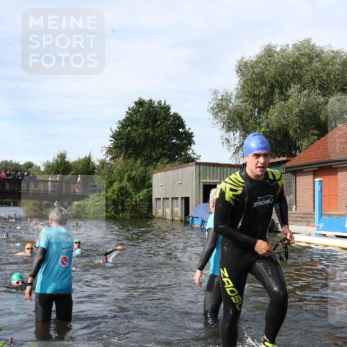 31.08.2025 - Elbe Triathlon Hamburg Luisa Fischer http://msf.ph/oto/8682758 31.08.2025 10:11:52 Schwimmen 945, 980, 1031, 1039, 1048 meine-sportfotos.de