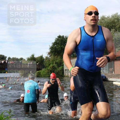 31.08.2025 - Elbe Triathlon Hamburg Luisa Fischer http://msf.ph/oto/8682814 31.08.2025 10:12:06 Schwimmen 937, 943, 963, 981, 1016, 1020, 1028, 1076, 1080, 1086, 1093, 1158 meine-sportfotos.de
