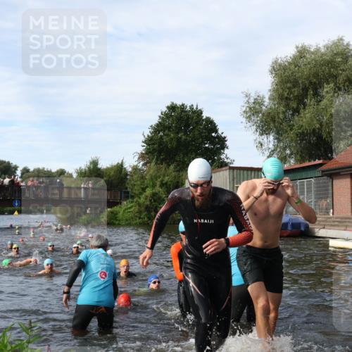 31.08.2025 - Elbe Triathlon Hamburg Luisa Fischer http://msf.ph/oto/8682838 31.08.2025 10:12:11 Schwimmen 937, 943, 970, 1016, 1020, 1028, 1062, 1080, 1086, 1093, 1158 meine-sportfotos.de